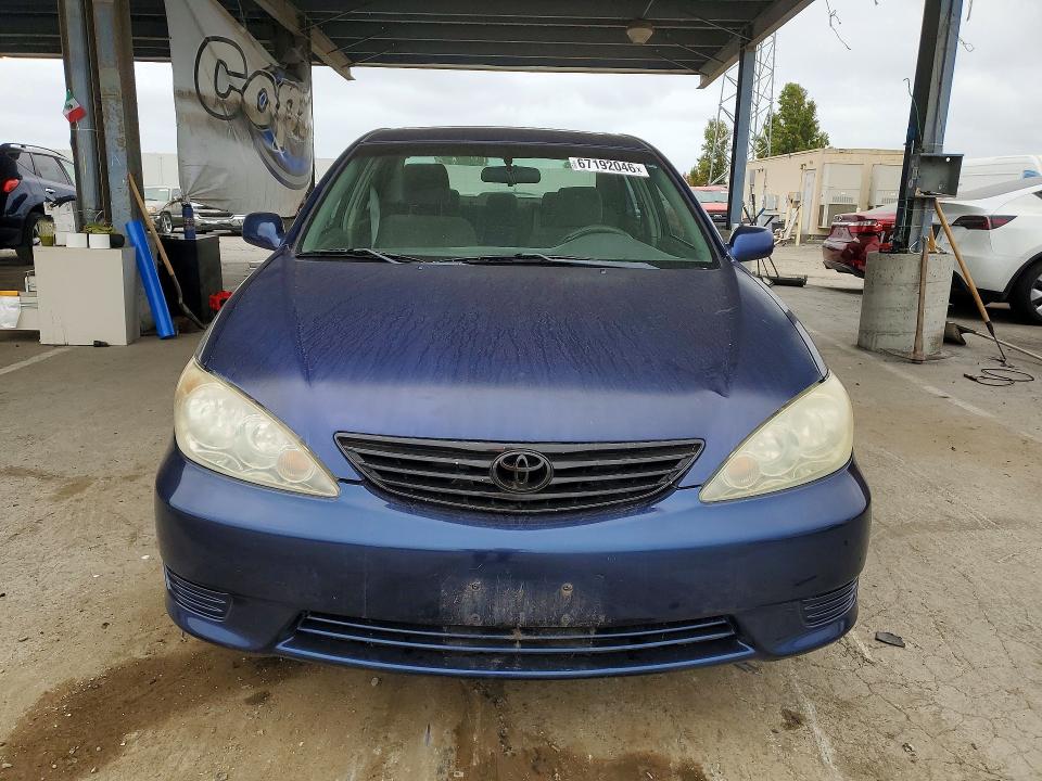2005 Toyota Camry მანქანა იყიდება აუქციონზე, vin: 4T1BE30K65U013571, აუქციონის ნომერი: 67192046