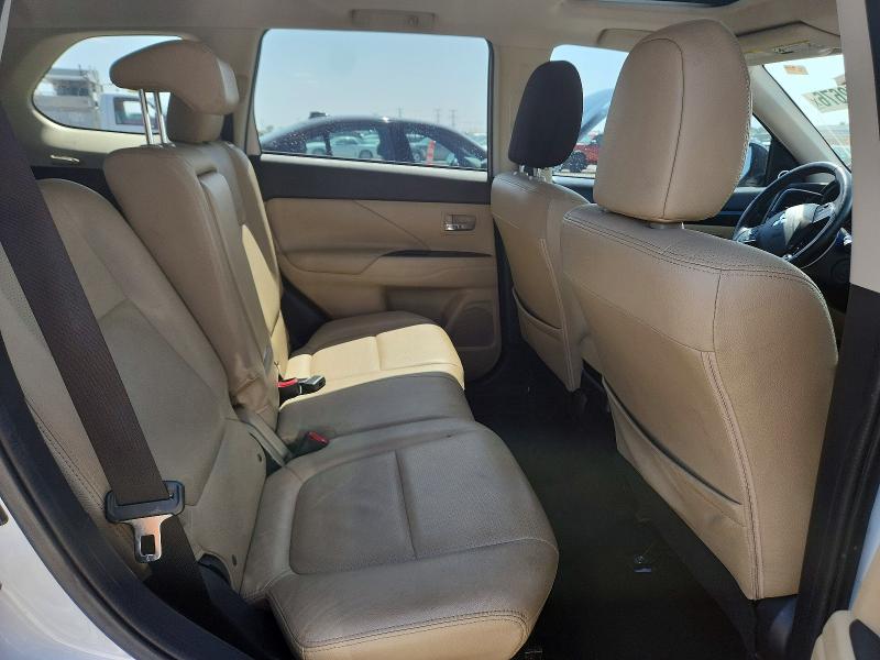 65572676 :رقم المزاد ، JA4AZ3A33JZ071740 vin ، 2018 Mitsubishi Outlander مزاد بيع