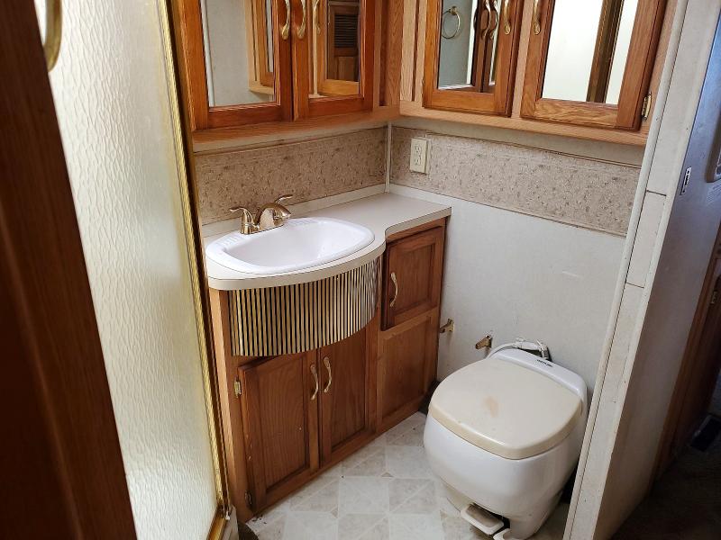 63519566 :رقم المزاد ، 4UZ6EFBC6YCG84910 vin ، 2000 Damon Motorhome مزاد بيع