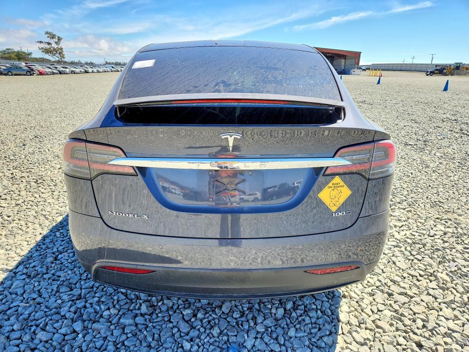 64964156 :رقم المزاد ، 5YJXCBE27JF110302 vin ، 2018 Tesla Model X مزاد بيع