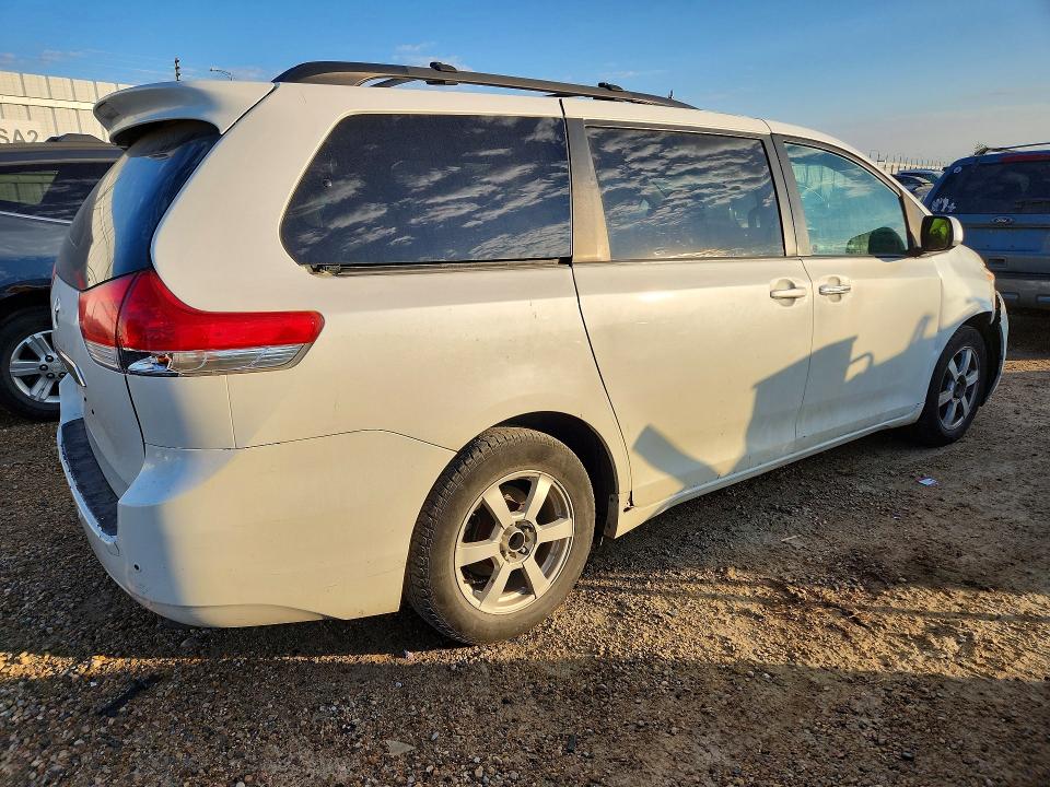 Aukcja sprzedaży 2011 Toyota Sienna, vin: 5TDDK3DC0BS017933, numer aukcji: 65823176