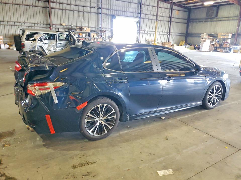 63885976 :رقم المزاد ، 4T1B11HK3JU503724 vin ، 2018 Toyota Camry مزاد بيع