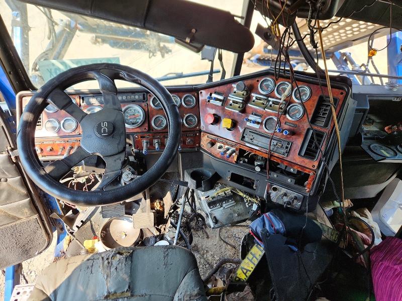 70615486 :رقم المزاد ، 1FVNDXYB9YLG65344 vin ، 2000 Freightliner Conventional مزاد بيع