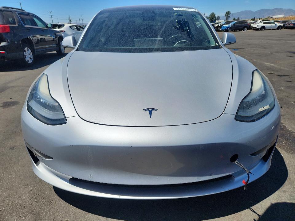 65583836 :رقم المزاد ، 5YJ3E1EA0JF050132 vin ، 2018 Tesla Model 3 مزاد بيع