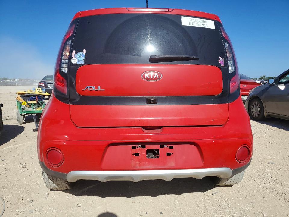 2018 Kia Soul მანქანა იყიდება აუქციონზე, vin: KNDJP3A57J7600986, აუქციონის ნომერი: 65675396
