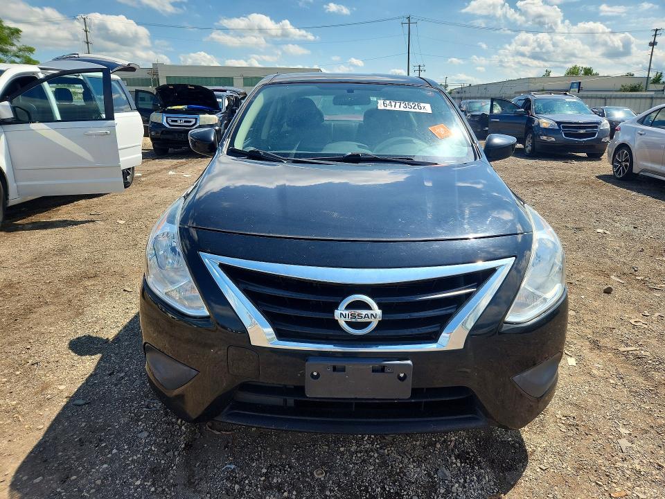 64773526 :رقم المزاد ، 3N1CN7AP1JL884301 vin ، 2018 Nissan Versa مزاد بيع