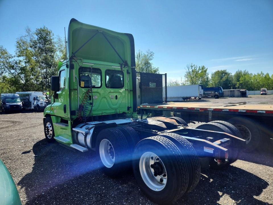 62761796 :رقم المزاد ، 3AKJGEDR1JDKC8706 vin ، 2018 Freightliner Cascadia 125 مزاد بيع