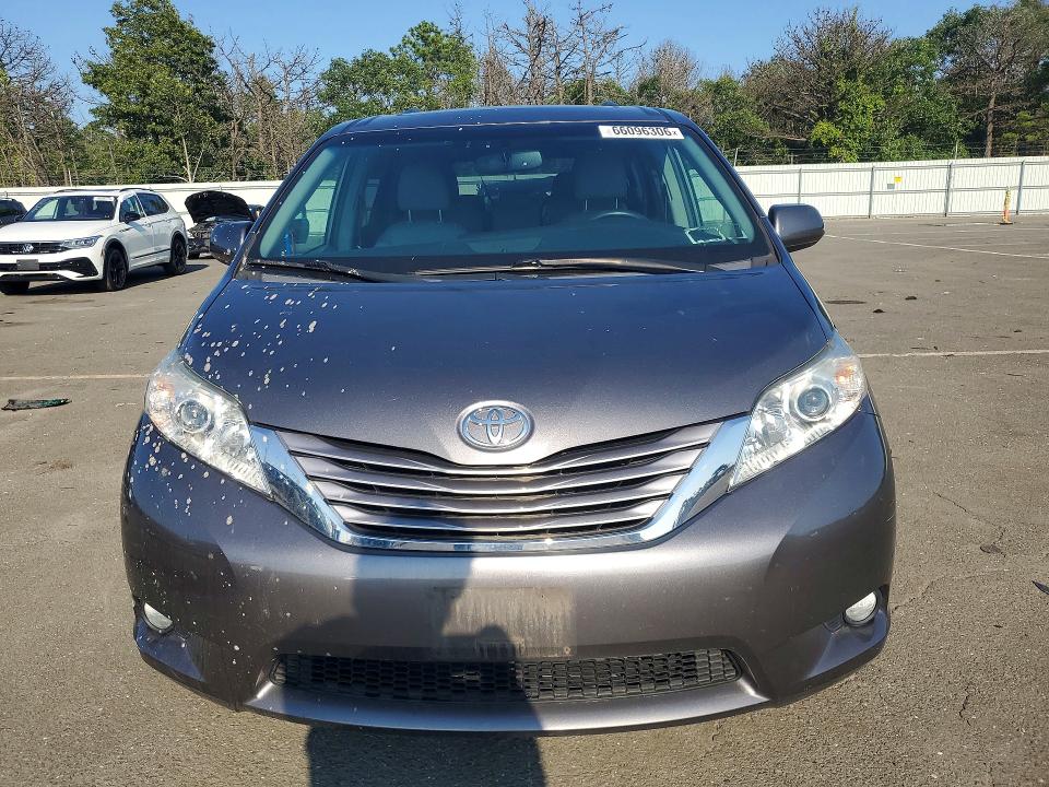 66096306 :رقم المزاد ، 5TDYZ3DC3HS875161 vin ، 2017 Toyota Sienna مزاد بيع