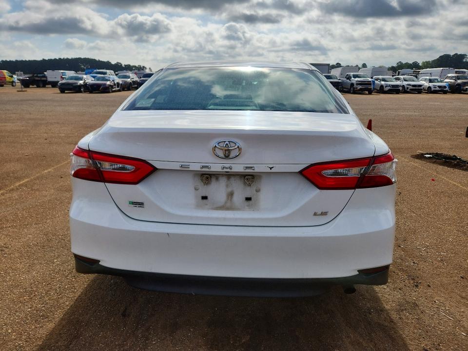 64480216 :رقم المزاد ، 4T1B11HK4JU095427 vin ، 2018 Toyota Camry مزاد بيع