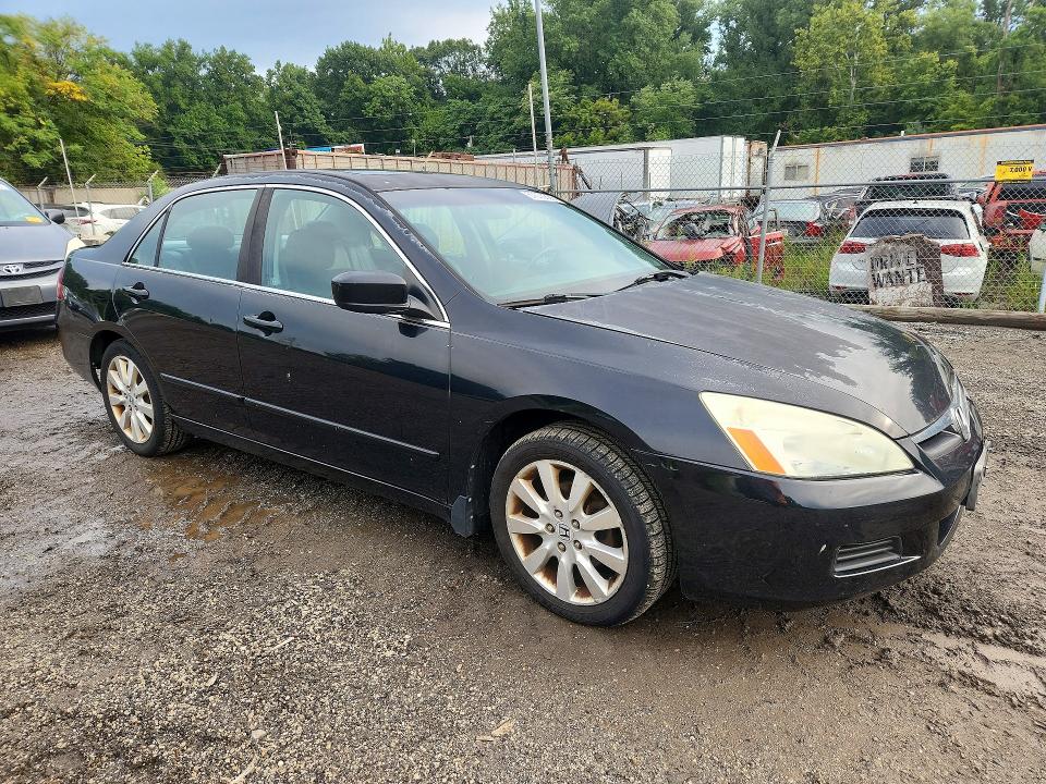 67000826 :رقم المزاد ، 1HGCM66597A056113 vin ، 2007 Honda Accord مزاد بيع