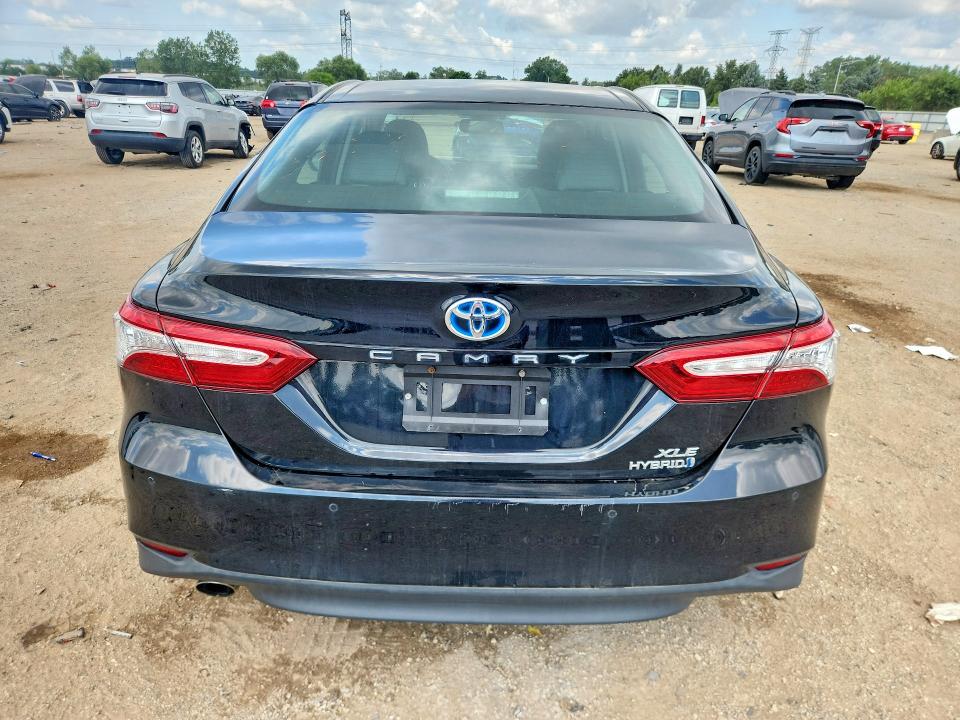 62131936 :رقم المزاد ، 4T1B21HK1JU509020 vin ، 2018 Toyota Camry Hybrid مزاد بيع