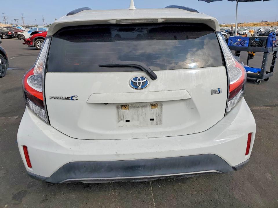 64068556 :رقم المزاد ، JTDKDTB37J1617283 vin ، 2018 Toyota Prius C مزاد بيع
