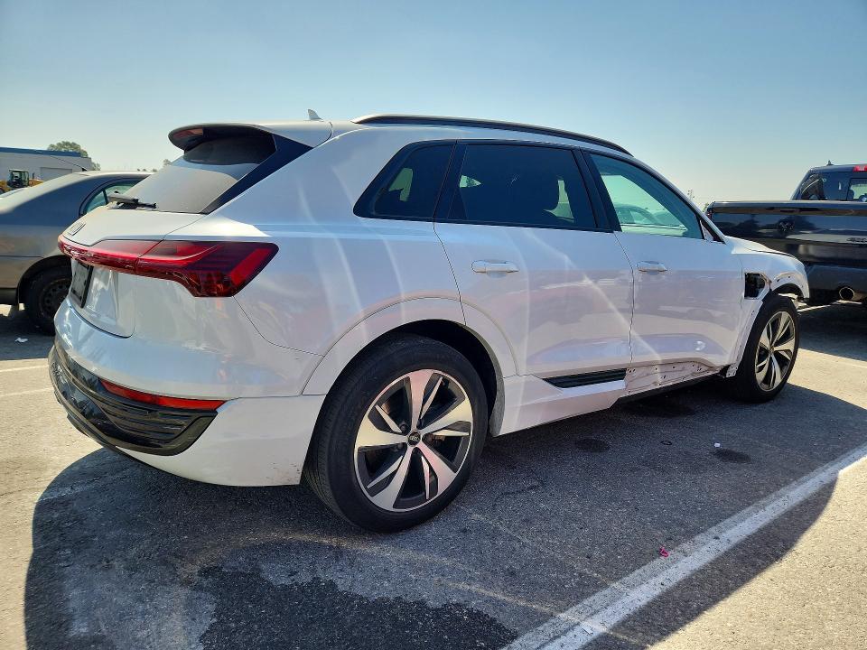 63729166 :رقم المزاد ، WA14AAGE8RB027657 vin ، 2024 Audi Q8 E-tron مزاد بيع