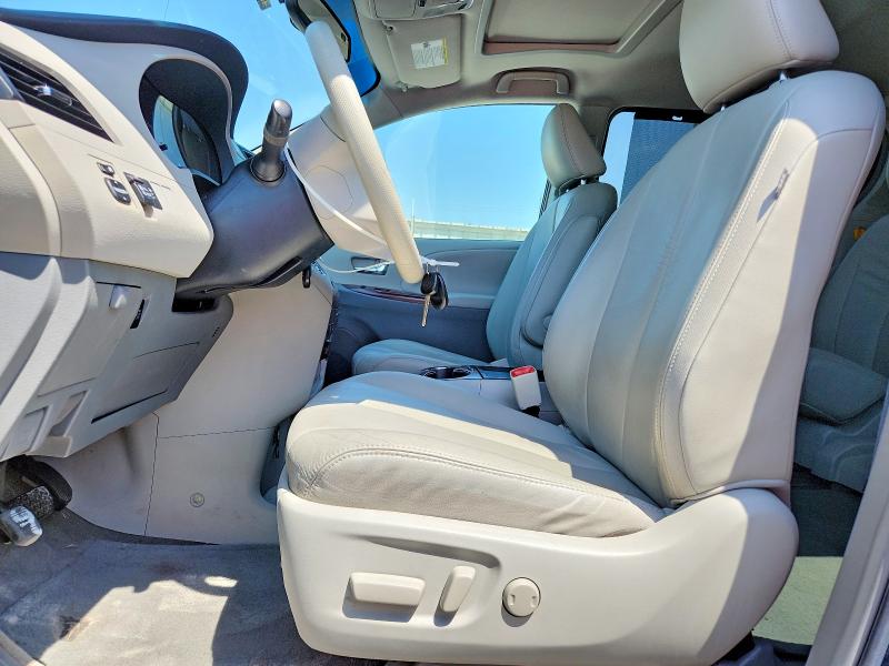 66306176 :رقم المزاد ، 5TDYK3DC0BS154162 vin ، 2011 Toyota Sienna مزاد بيع