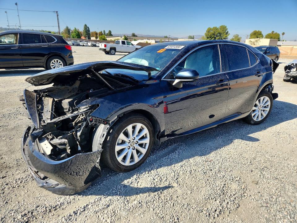 65904866 :رقم المزاد ، 4T1C11AK0LU986591 vin ، 2020 Toyota Camry مزاد بيع