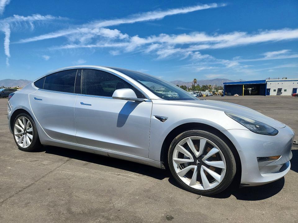 65583836 :رقم المزاد ، 5YJ3E1EA0JF050132 vin ، 2018 Tesla Model 3 مزاد بيع