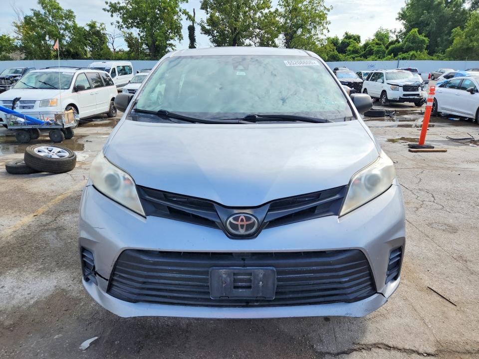 65208606 :رقم المزاد ، 5TDZZ3DC0JS959545 vin ، 2018 Toyota Sienna مزاد بيع
