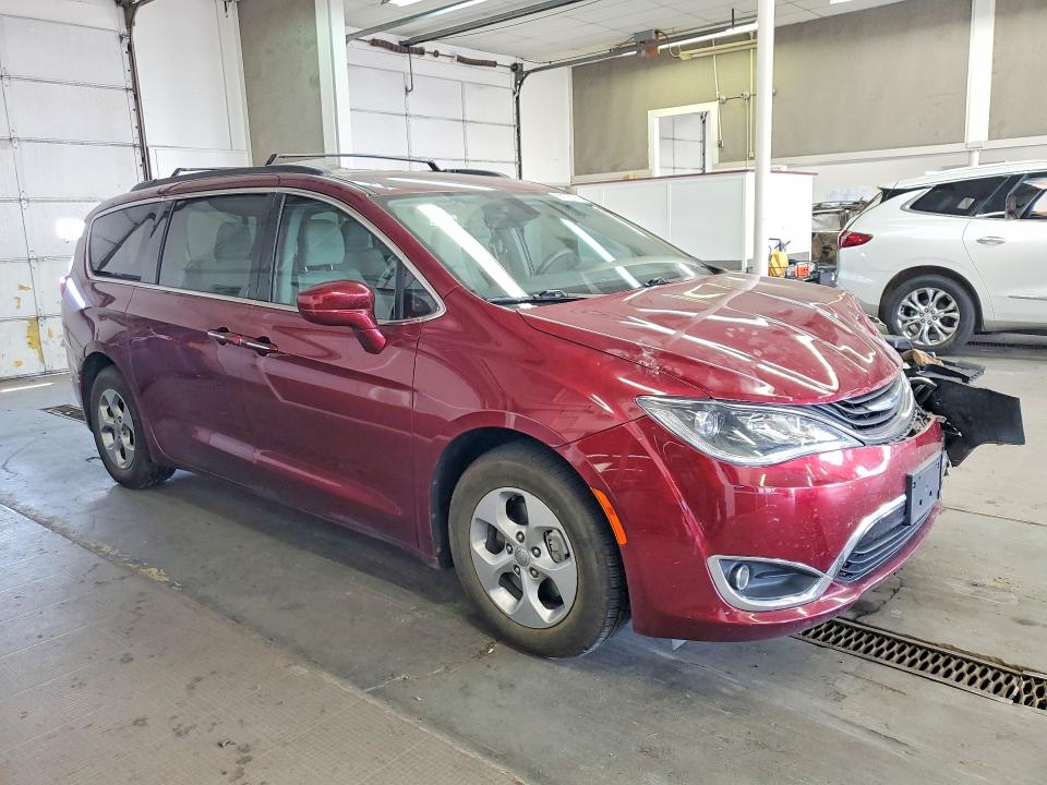 2018 Chrysler Pacifica მანქანა იყიდება აუქციონზე, vin: 2C4RC1H75JR127002, აუქციონის ნომერი: 65117596