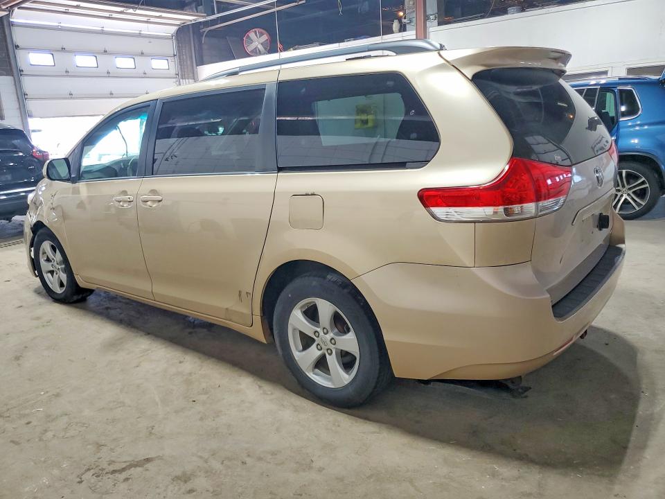 2011 Toyota Sienna მანქანა იყიდება აუქციონზე, vin: 5TDKK3DCXBS062658, აუქციონის ნომერი: 63599696