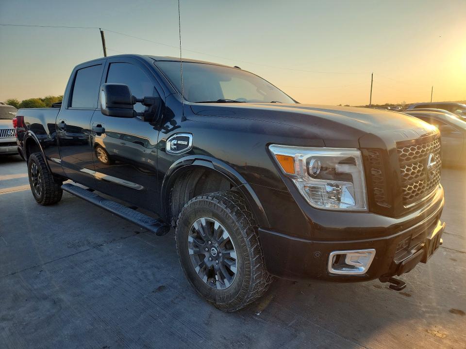 66888026 :رقم المزاد ، 1N6BA1F4XJN517457 vin ، 2018 Nissan Titan Xd مزاد بيع