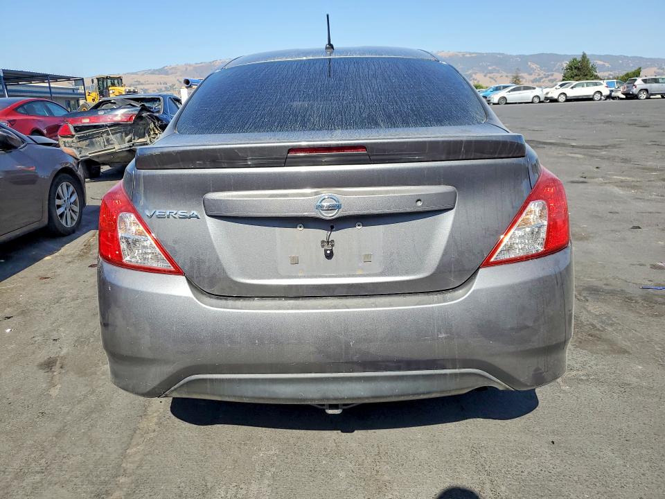64231666 :رقم المزاد ، 3N1CN7AP3HL828905 vin ، 2017 Nissan Versa مزاد بيع