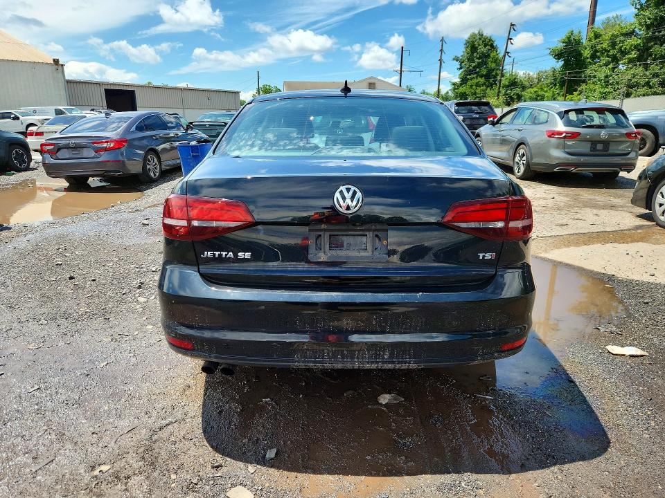 63358616 :رقم المزاد ، 3VWDB7AJXJM260624 vin ، 2018 Volkswagen Jetta مزاد بيع