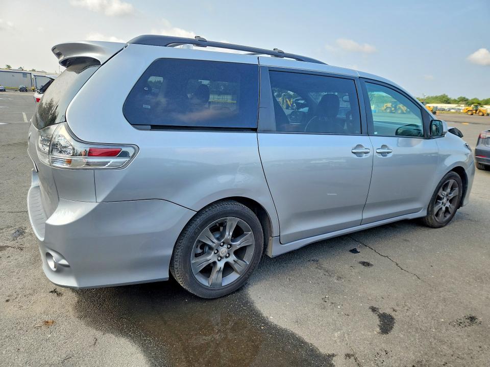 64288986 :رقم المزاد ، 5TDXK3DC3FS671523 vin ، 2015 Toyota Sienna مزاد بيع