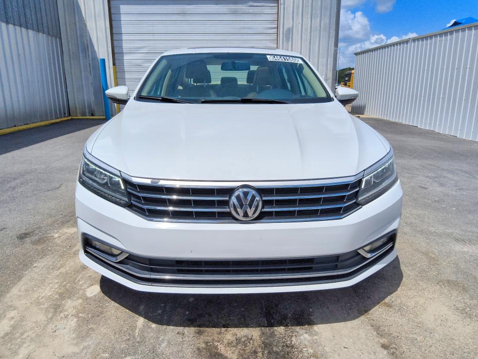 64641586 :رقم المزاد ، 1VWBA7A35JC014948 vin ، 2018 Volkswagen Passat مزاد بيع
