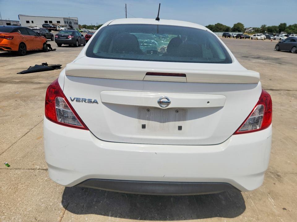 64075756 :رقم المزاد ، 3N1CN7APXJL815798 vin ، 2018 Nissan Versa مزاد بيع