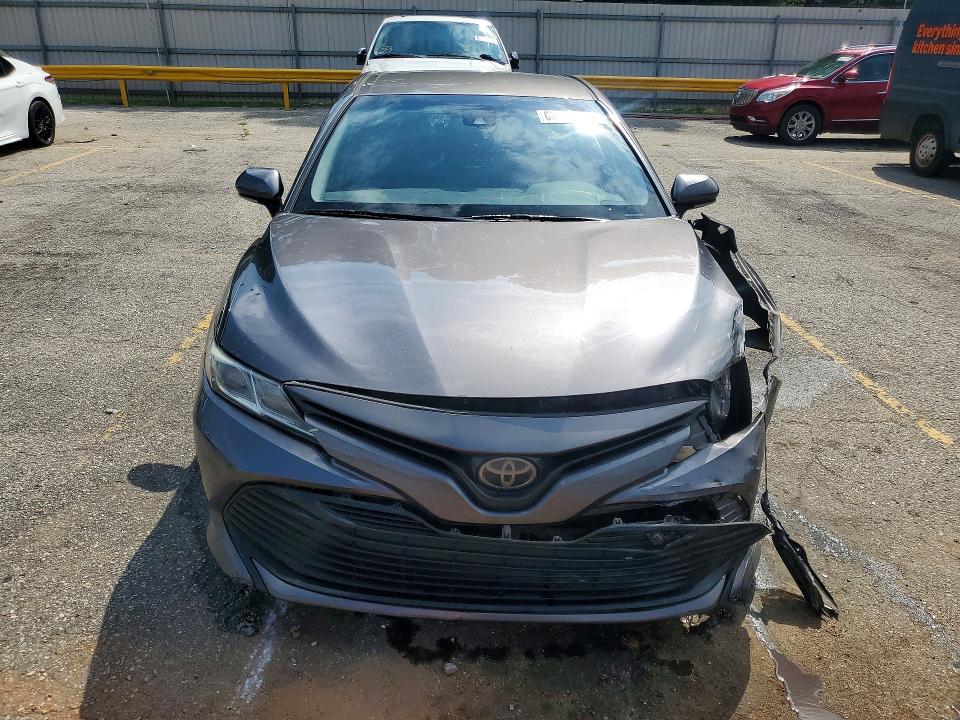 66193216 :رقم المزاد ، 4T1B11HK2JU547858 vin ، 2018 Toyota Camry مزاد بيع