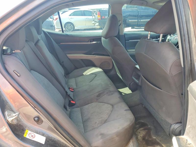 66193216 :رقم المزاد ، 4T1B11HK2JU547858 vin ، 2018 Toyota Camry مزاد بيع