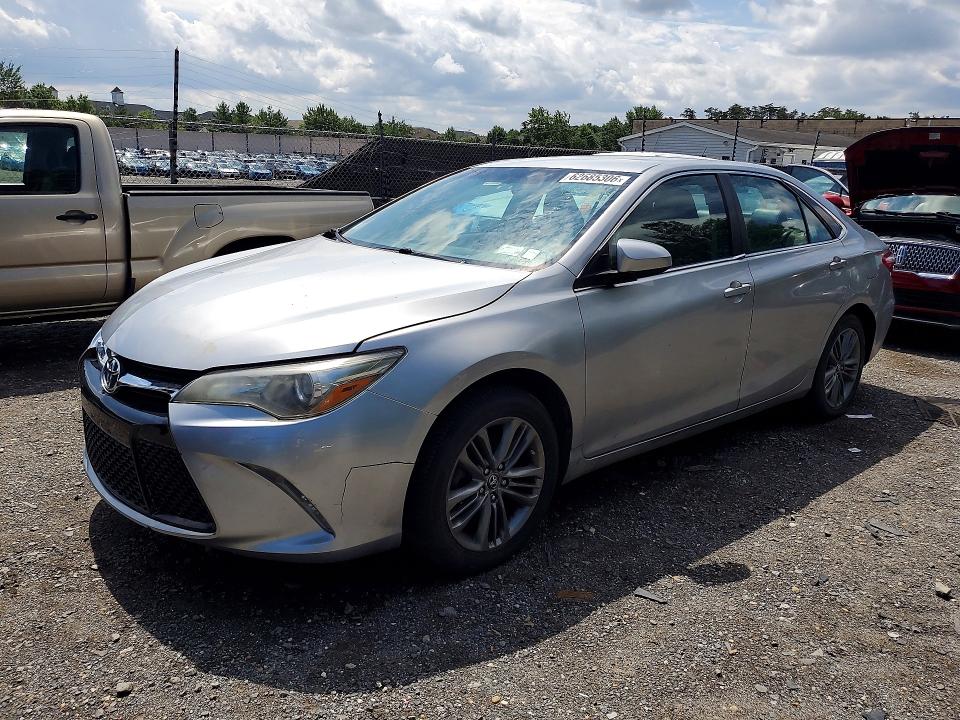 62685306 :رقم المزاد ، 4T1BF1FK2HU318675 vin ، 2017 Toyota Camry مزاد بيع