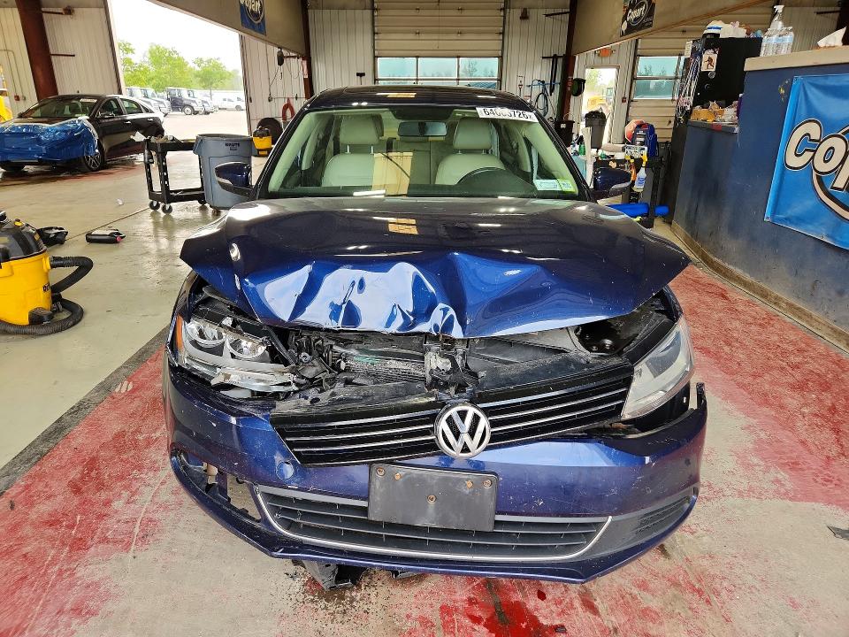 64665726 :رقم المزاد ، 3VWDP7AJ9DM423110 vin ، 2013 Volkswagen Jetta مزاد بيع