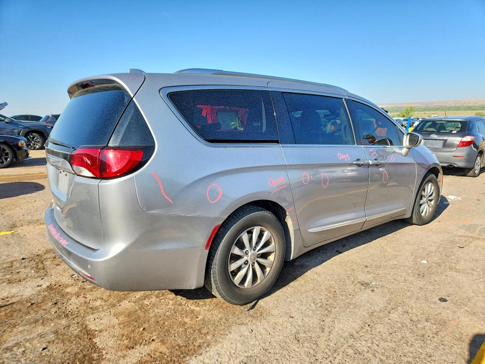 63241476 :رقم المزاد ، 2C4RC1BG4JR120681 vin ، 2018 Chrysler Pacifica مزاد بيع