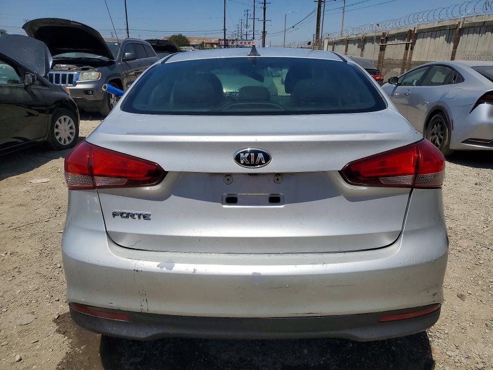 63767136 :رقم المزاد ، 3KPFK4A77JE271671 vin ، 2018 Kia Forte مزاد بيع