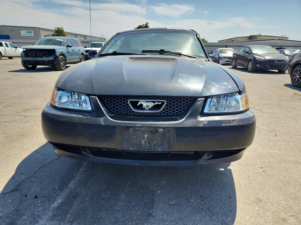 64511696 :رقم المزاد ، 1FAFP4049XF160911 vin ، 1999 Ford Mustang مزاد بيع