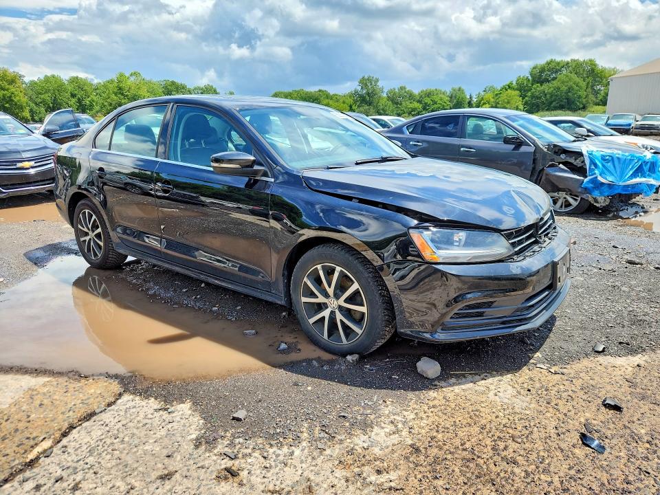 63358616 :رقم المزاد ، 3VWDB7AJXJM260624 vin ، 2018 Volkswagen Jetta مزاد بيع