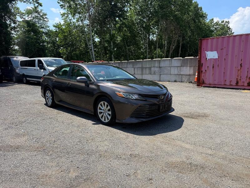 65409326 :رقم المزاد ، 4T1B11HK9JU577102 vin ، 2018 Toyota Camry مزاد بيع