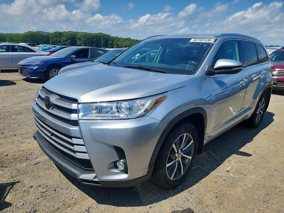 Продаж на аукціоні авто 2018 Toyota Highlander, vin: 5TDJZRFHXJS811038, номер лоту: 64102436