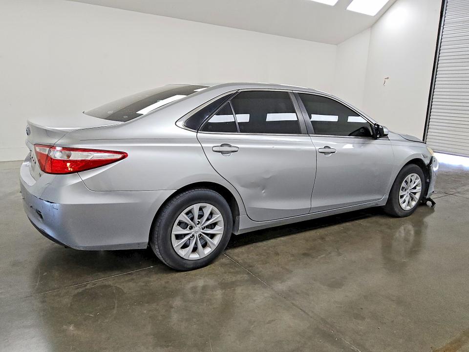 60646336 :رقم المزاد ، 4T1BF1FK1FU004576 vin ، 2015 Toyota Camry مزاد بيع