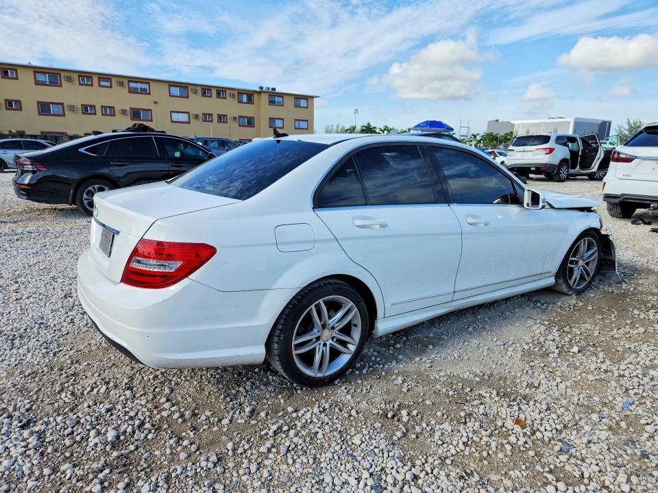 Продажа на аукционе авто 2013 Mercedes-benz C, vin: WDDGF4HB8DR270062, номер лота: 65863046