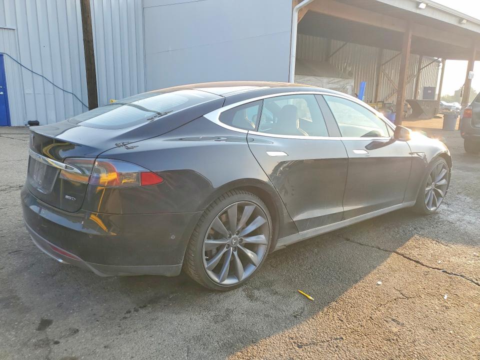 2015 Tesla Model S მანქანა იყიდება აუქციონზე, vin: 5YJSA1E25FF108842, აუქციონის ნომერი: 64070156