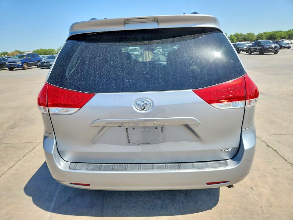 64704766 :رقم المزاد ، 5TDYK3DC5DS395010 vin ، 2013 Toyota Sienna مزاد بيع