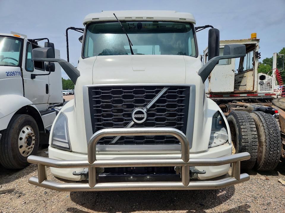 Продаж на аукціоні авто 2018 Volvo Vnr, vin: 4V4WB9EH7JN896037, номер лоту: 66077336