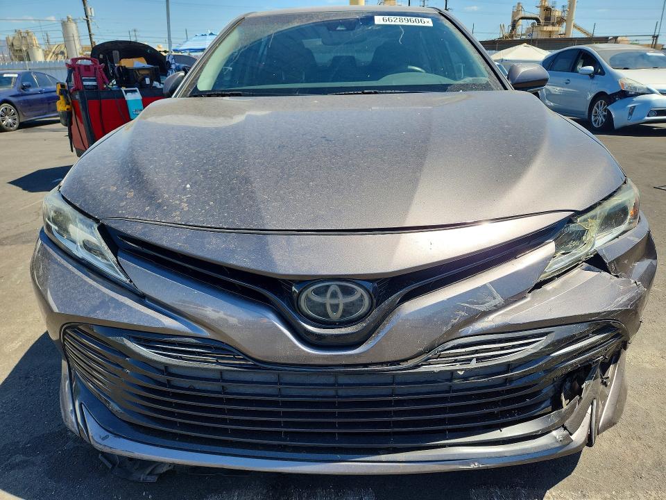 66289606 :رقم المزاد ، 4T1B11HK5JU526325 vin ، 2018 Toyota Camry مزاد بيع