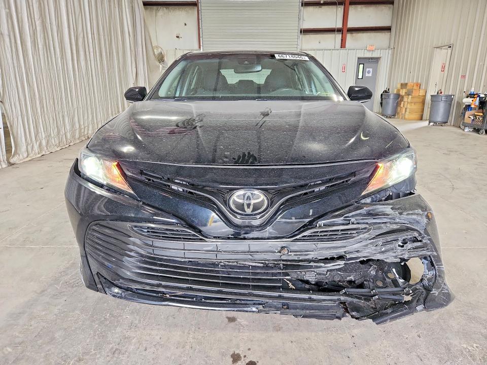 66714046 :رقم المزاد ، 4T1B11HK2JU080196 vin ، 2018 Toyota Camry مزاد بيع