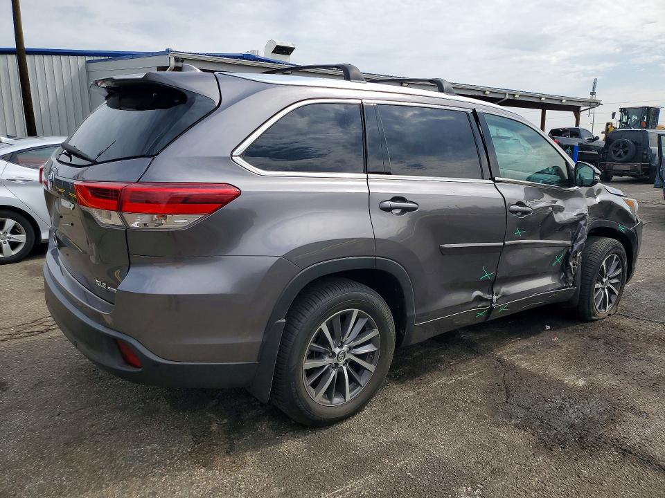 2018 Toyota Highlander მანქანა იყიდება აუქციონზე, vin: 5TDJZRFH4JS534807, აუქციონის ნომერი: 64615476