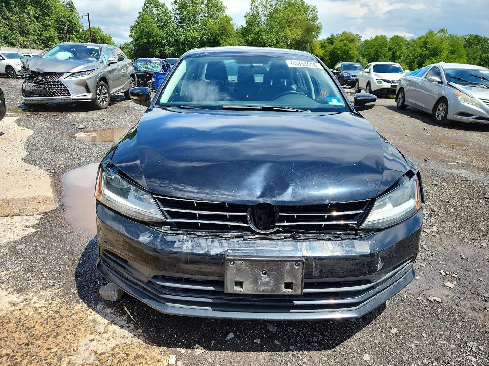 63358616 :رقم المزاد ، 3VWDB7AJXJM260624 vin ، 2018 Volkswagen Jetta مزاد بيع