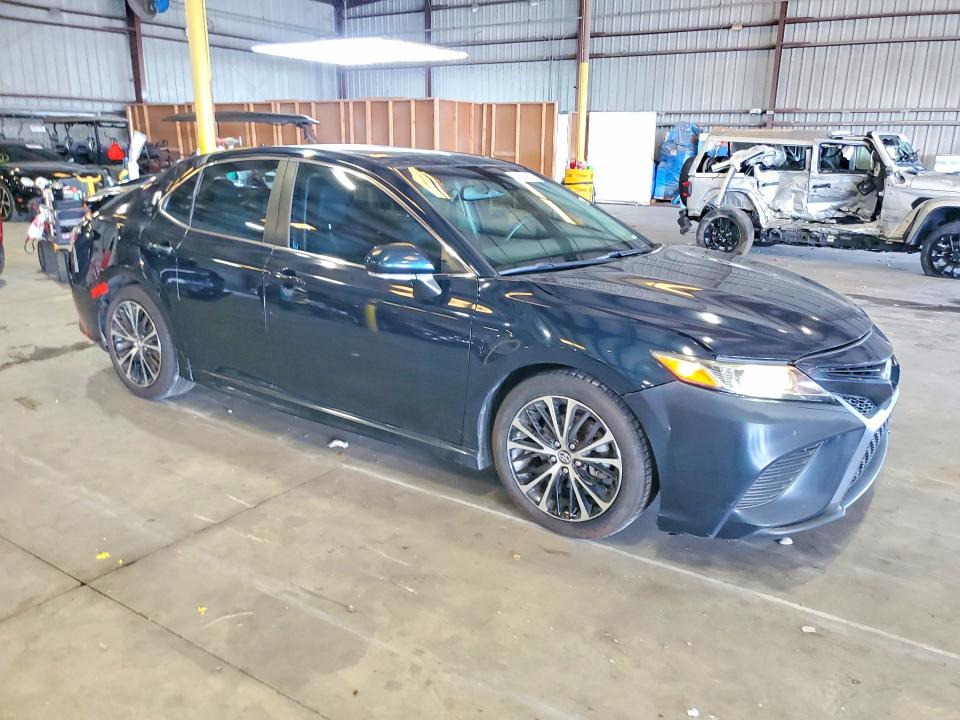 63885976 :رقم المزاد ، 4T1B11HK3JU503724 vin ، 2018 Toyota Camry مزاد بيع
