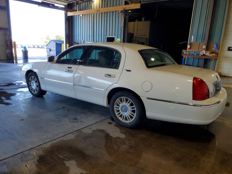 2011 Lincoln Town Car მანქანა იყიდება აუქციონზე, vin: 2LNBL8CVXBX761236, აუქციონის ნომერი: 63425236